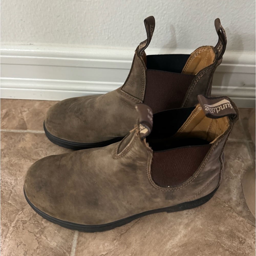 Women’s Blundstones #585 Chelsea boot - rustic brown size 7.5 (hardly worn)